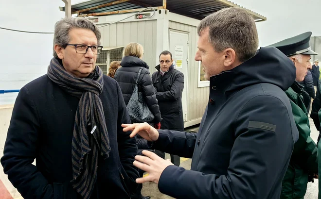 Boštjan Napast kot prvi mož Luke Koper prepričuje predsednka Luke Trst Zena D'Agostina, ki trdi, da bosta pristanišči čez deset let pretovorili štiri milijone kontejnerjev. Foto Boris Šuligoj
