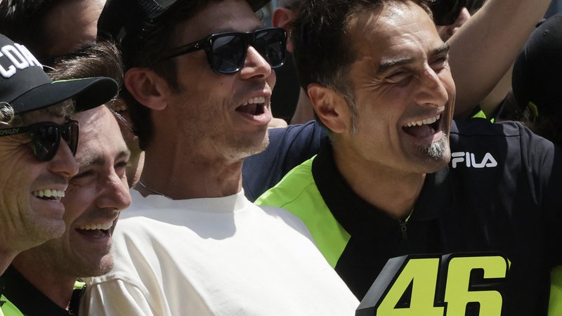 Fotografija: Valentino Rossi med slovesnostjo na domačem dirkališču Mugello, kjer se je karavana motoGP ustavila letos maja. FOTO: Ciro De Luca/Reuters
