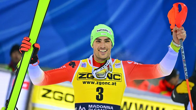 Fotografija: Daniel Yule slavi v cilju slaloma v Madonni di Campiglio. FOTO: Tiziana Fabi/AFP