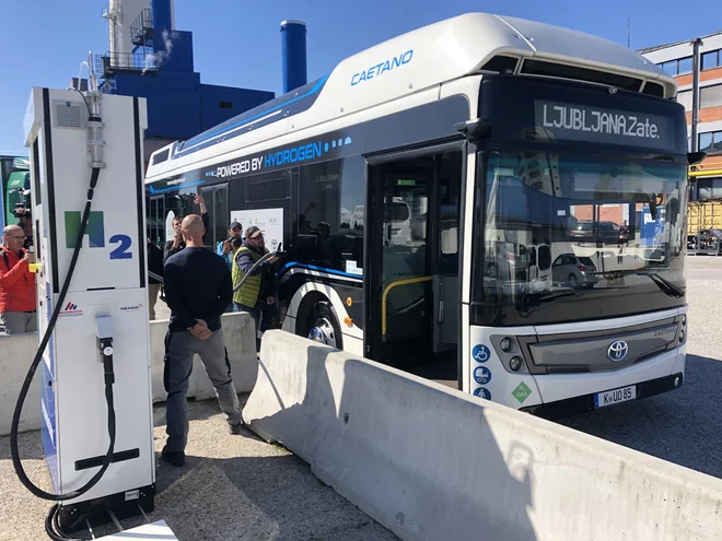 Polnjenje vodikovega avtobusa na prenosni polnilnici v Ljubljani. Jeseni ga je preizkušal LPP. FOTO: Gašper Boncelj
