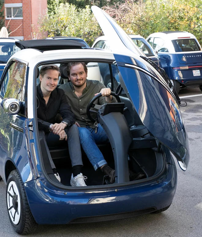 Brata Oliver in Merlin Ouboter sta po zapletih le dala na trg električni štirikolesnik microlino 2.0 FOTO: Arnd Wiegmann/Reuters
