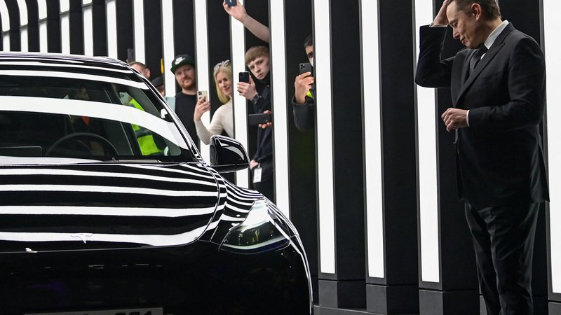 Fotografija: Šef Tesle Elon Musk ob zagonu tovarne pri Berlinu, kjer izdelujejo model Y, najbolje prodajani električni avto v Evropi. FOTO: Patrick Pleul/Reuters

