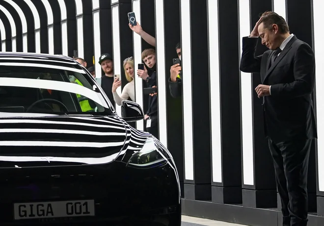 Šef Tesle Elon Musk ob zagonu tovarne pri Berlinu, kjer izdelujejo model Y, najbolje prodajani električni avto v Evropi. FOTO: Patrick Pleul/Reuters