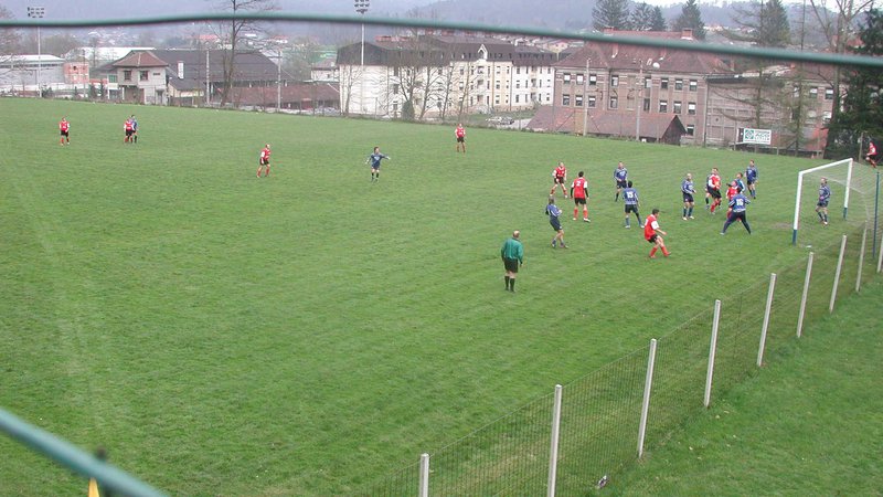Fotografija: Slovenski nogomet je v seštevku v boljšem stanju, kot so igrišča, na katerih bi vzgajali reprezentante. Foto Bojan Rajšek
