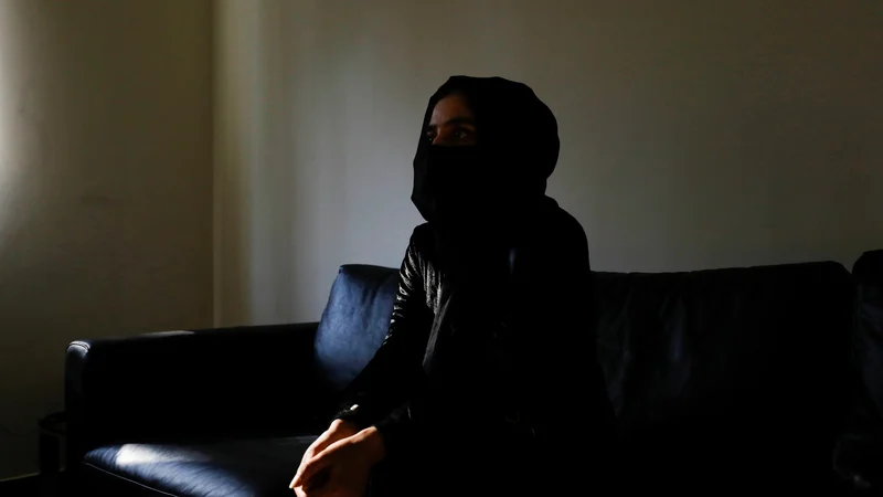 Fotografija: Talibi so polovico prebivalstva pregnali iz šolskega sistema, zdaj pa tudi z univerz. Na fotografiji: Hasti, 22 let, afganistanska študentka. FOTO: Ali Khara/Reuters
