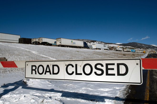 Zaprta cesta v Koloradu. FOTO: Jason Connolly/AFP

