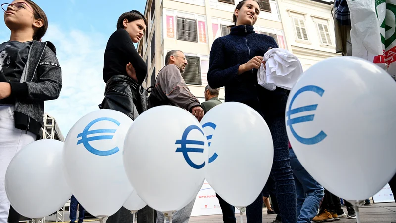 Fotografija: Olajšanje za EU bo, če se energetska kriza ne bo zaostrovala in če se bodo uresničile napovedi o kvečjemu blagi recesiji. FOTO: Denis Lovrović/AFP
