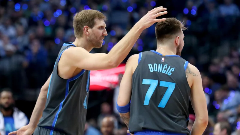 Dirk Nowitzki je na poti med košarkarske nesmrtnike, Luka Dončić bo na tej poti leta ... FOTO: Tom Pennington/AFP
