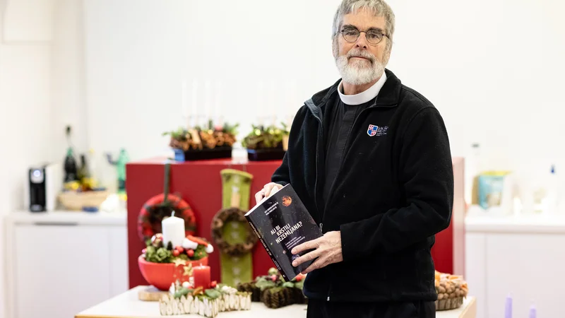 Fotografija: Rad bi vedel, ali obstaja življenje na drugih nebesnih telesih, pravi Guy Consolmagno, astronom in jezuit. FOTO: Črt Piksi