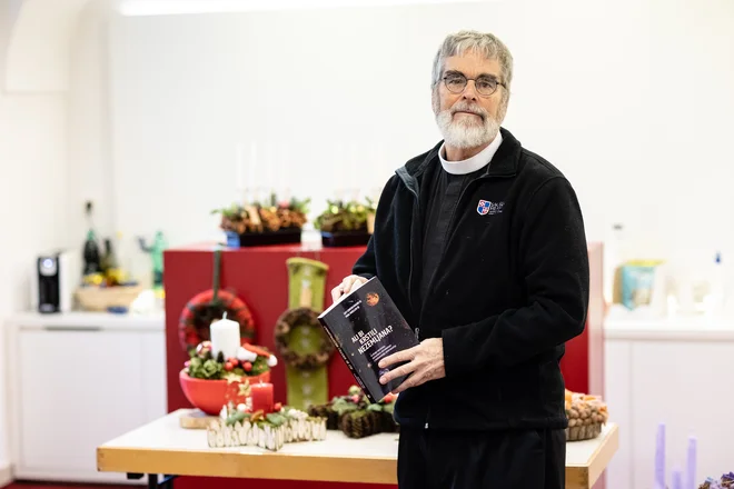 Rad bi vedel, ali obstaja življenje na drugih nebesnih telesih, pravi Guy Consolmagno, astronom in jezuit. FOTO: Črt Piksi
