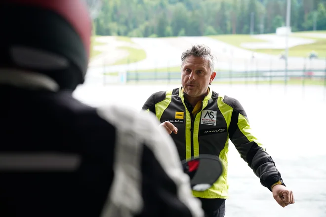Inštruktor varne vožnje pri AMZS in izkušen motorist Vojko Safran vožnjo motocikla v prometu v zimskih razmerah odsvetuje. Foto AMZS
