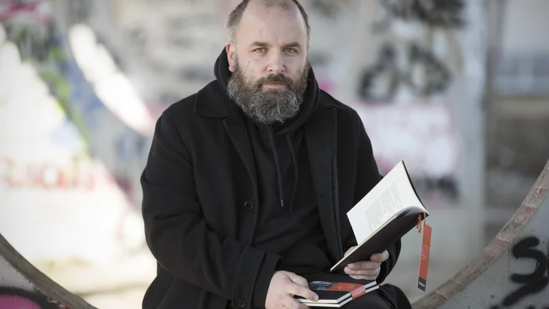 Fotografija: Knjige niso kumarice v steklenih kozarcih ali vrečke čipsa, meni Dejan Koban, urednik pri založbi Črna skrinjica. FOTO: Jure Eržen/Delo