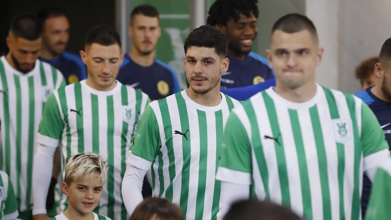 Fotografija: Zimski premor bo v zeleno-beli igralski tabor prinesel nove nogometaše. Kakšen bo tudi odšel. FOTO: Leon Vidic/Delo
