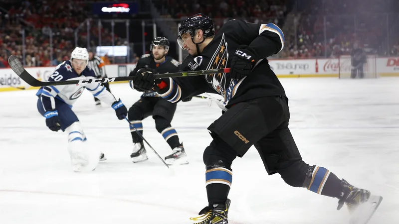 Fotografija: Aleksander Ovečkin je na lestvici najboljših strelcev v zgodovini NHL prehitel legendarnega Gordieja Howa in zaostaja le še za Wayenejem Gretzkim. FOTO: Geoff Burke/Usa Today Sports