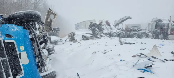 Posledice množičnega trčenja vozil v Ontariu v Kanadi. FOTO: Opp West Region via Reuters
