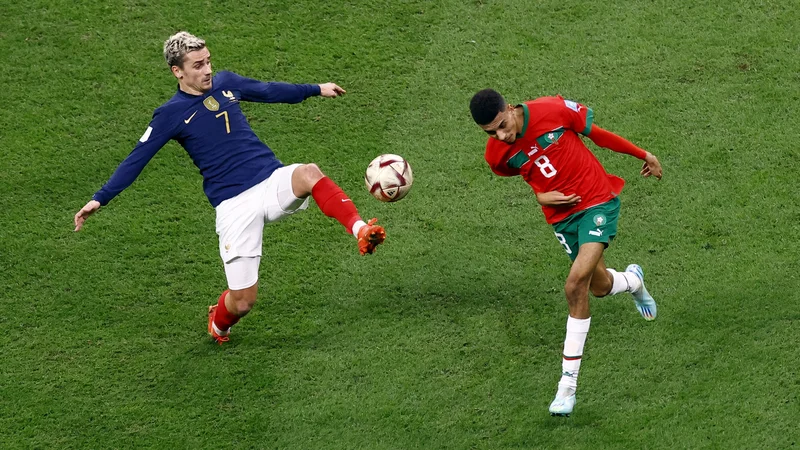Fotografija: Azzedine Ounahi (desno) prodira ob Antoinu Griezmannu na tekmi polfinala SP 2022 v Al Khoru. FOTO: Peter Cziborra/Reuters