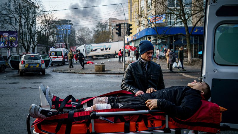 Fotografija: Po ruskem obstreljevanju Hersona je ostalo razdejanje. FOTO: Dimitar Dilkoff/AFP
