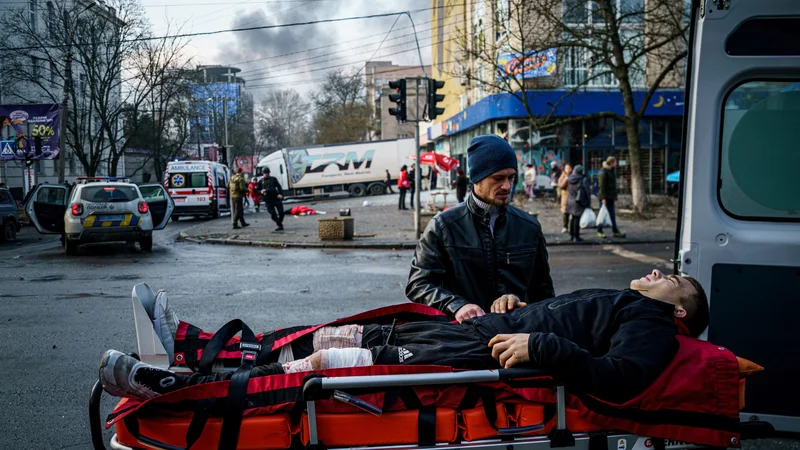 Fotografija: Po ruskem obstreljevanju Hersona je ostalo razdejanje. FOTO: Dimitar Dilkoff/AFP
