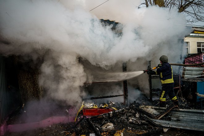 Veliko dela so imeli tudi gasilci. FOTO: Dimitar Dilkoff/AFP

