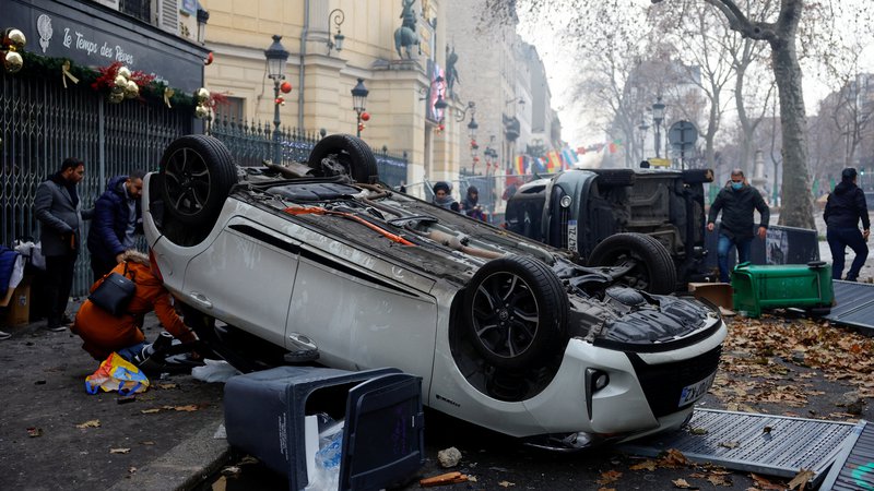 Fotografija: Protesti v Parizu po petkovem streljanju v kurdskem centru so postali nasilni. FOTO: Sarah Meyssonnier/Reuters
