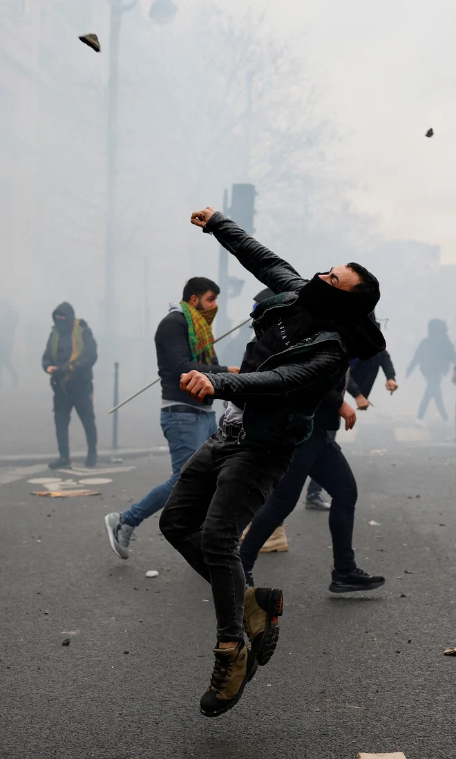 Solzivec ne ustavi vseh. FOTO: Sarah Meyssonnier/Reuters
