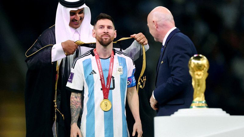 Fotografija: Med razglasitvijo naslova svetovnih nogometnih prvakov je Lionel Messi prejel posebno arabsko ogrinjalo. FOTO: Hannah Mckay/ Reuters
