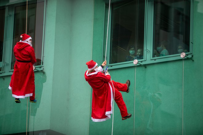Otroci, zdravi in še bolj bolni, najbolj željno pričakujejo Božička. FOTO: Voranc Vogel/Delo
