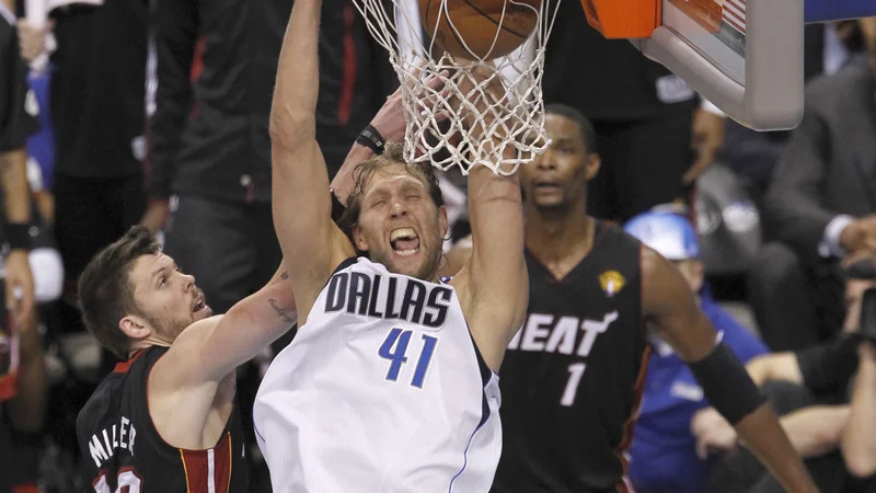 Fotografija: Dve desetletji je Dirk Nowitzki navduševal privržence Dallasa. FOTO: Tim Sharp/Reuters