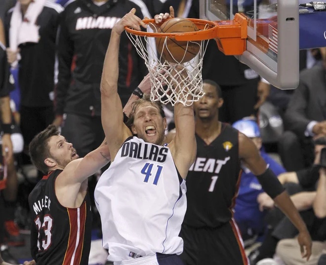 Dve desetletji je Dirk Nowitzki navduševal privržence Dallasa. FOTO:&nbsp;Tim Sharp/Reuters
