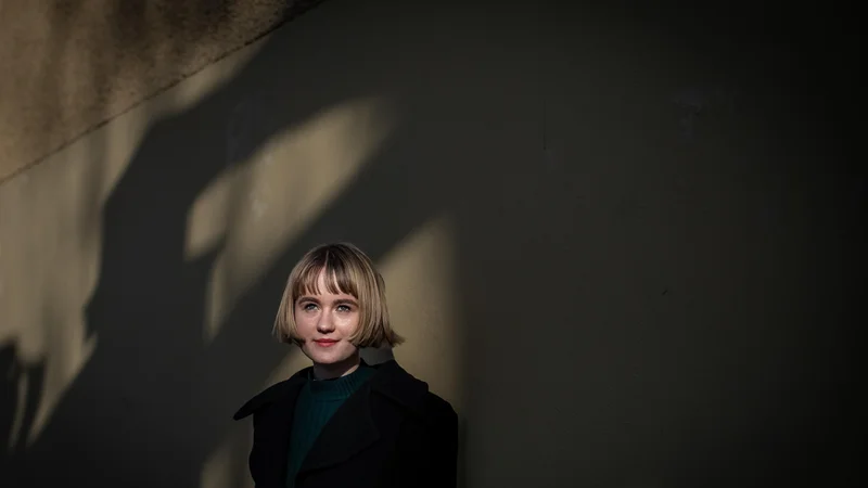 Fotografija: Lara Gobec (2001) je pesnica, esejistka, dramatičarka in kritičarka. FOTO: Voranc Vogel