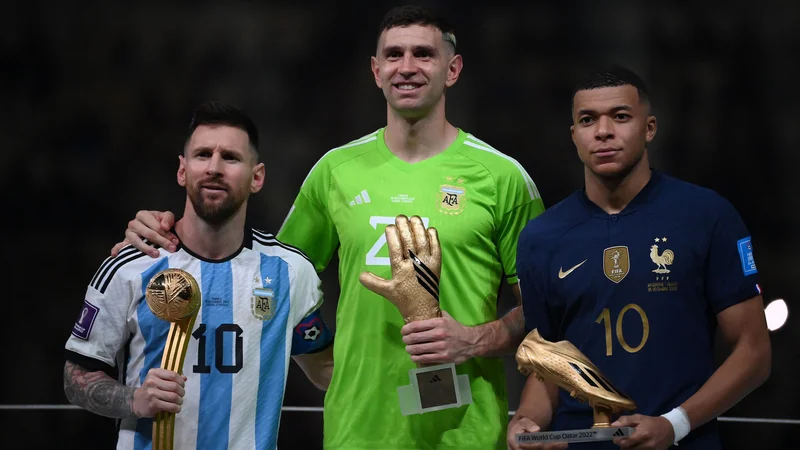 Fotografija: Najboljši igralec svetovnega prvenstva Lionel Messi (levo) in najboljši strele Kylian Mbappe (desno), sicer soigralca pri Paris St. Germainu, sta tudi v L'Equipovi enajsterici leta, medtem ko v njej ni najboljšega vratarja v Katarju Emiliana Martineza. FOTO: Franck Fife/AFP