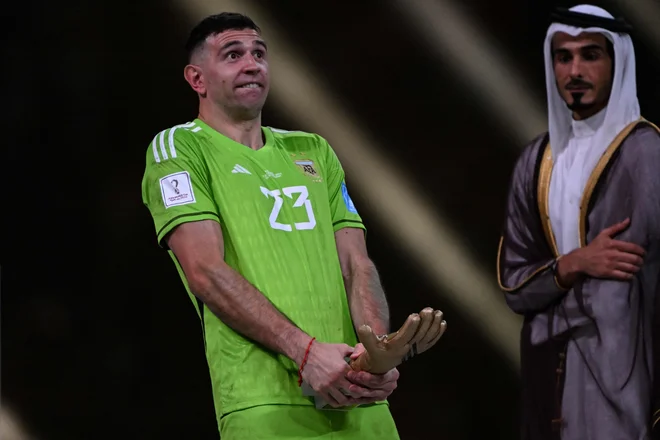 Emiliano Martinez po finalni tekmi mundiala v Katarju. FOTO: Kirill Kudryavtsev/AFP
