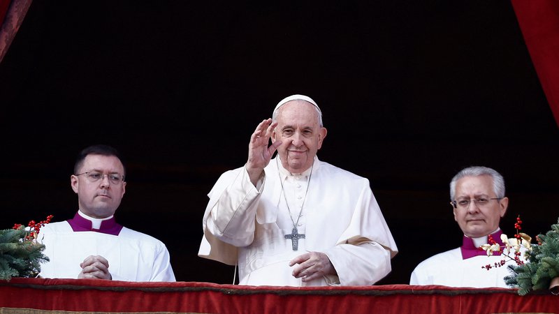 Fotografija: Ob koncu nagovora je papež izrekel božični blagoslov mestu in svetu (urbi et orbi). FOTO: Yara Nardi/Reuters

