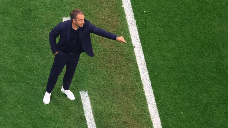 Fotografija: Hans-Dieter Flick med zadnjo tekmo skupinskega dela svetovnega prvenstva v Katarju proti Kostariki, na kateri tudi zmaga s 4:2 ni bila dovolj za nemško reprezentanco v boju za končno drugo mesto z Japonsko oz. Španijo. FOTO: Fabrizio Bensch/Reuters