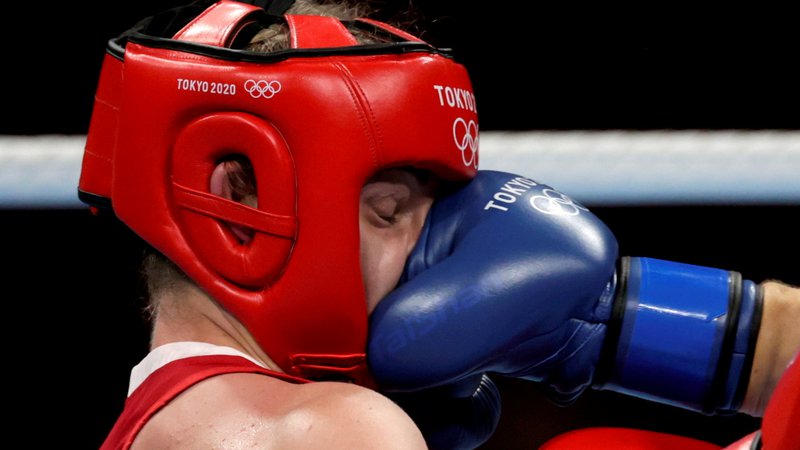 Fotografija: Prizor iz boksarskega ringa med lanskimi olimpijskimi igrami v Tokiu. FOTO: Ueslei Marcelino/Reuters
