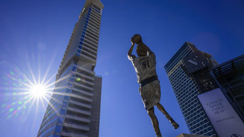 Fotografija: Dirk Nowitzki je z mestom Dallas in tamkajšnjim košarkarskim klubom spletel posebno vez in bil ključni mož finala 2011, ki je v mesto pripeljal edini NBA-naslov. FOTO: Jerome Miron/USA Today Sports