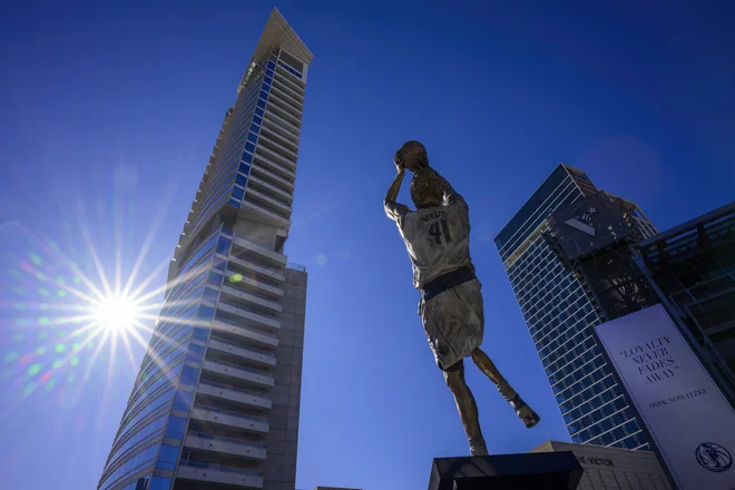 Dirk Nowitzki je z mestom Dallas in tamkajšnjim košarkarskim klubom&nbsp;spletel posebno vez in bil ključni mož finala 2011, ki je v mesto pripeljal edini NBA-naslov. FOTO: Jerome Miron/USA Today Sports
