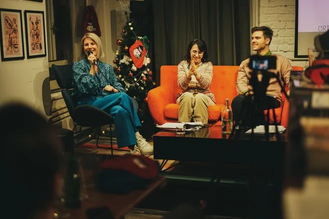 Na letošnji razglasitvi je nagrado Štefica Cvek prejelo devet romanov. Z leve proti desni: moderatorka Ida Prester ter člana Upornih bralk Nađa Bobičić in Borisav Matić FOTO: Tanja Drobnjak

