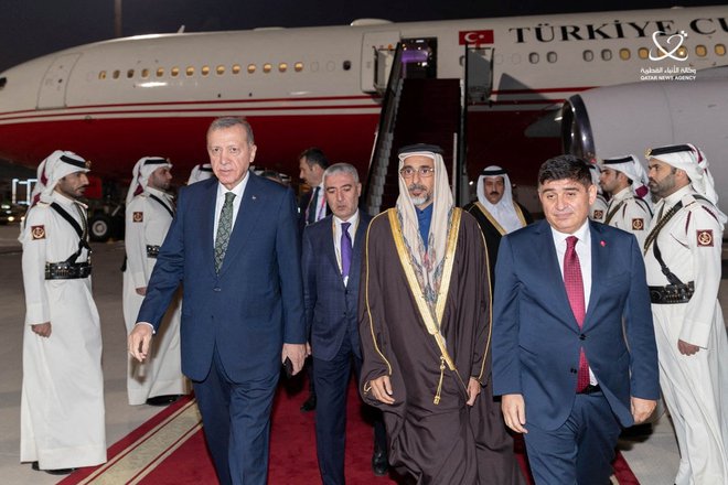 Turški predsednik Recep Tayyip Erdogan po prihodu na letališče pred finalno tekmo mundiala med Argentino in Francijo. FOTO: Reuters
