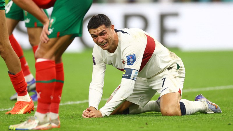 Fotografija: Cristiano Ronaldo ni mogel skriti žalosti po porazu Portugalske v tekmi z Marokom. FOTO: Carl Recine/Reuters
