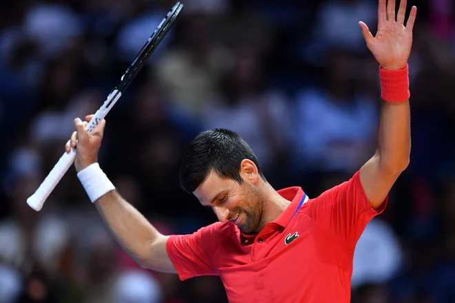 Novak Đoković se je decembra mudil v Dubaju, kjer se je v ekshibicijskem dvoboju pomeril tudi z Nemcem Alexanderom Zverevom. FOTO:&nbsp;Ryan Lim/AFP
