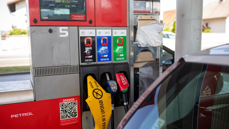 Fotografija: V Sloveniji je država določala najvišje maloprodajne cene za bencin in dizelsko gorivo med sredino marca in koncem aprila ter od 12. maja do 20. junija. Foto Voranc Vogel
