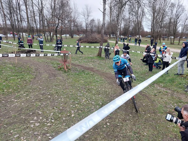Mihael Štajnar je vodil od prvega do zadnjega kroga DP v ciklokrosu. FOTO: Miha Hočevar
