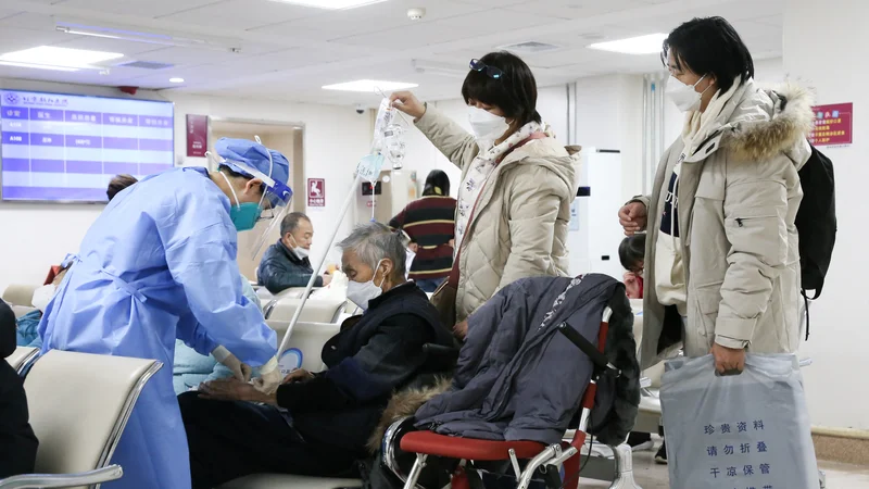 Fotografija: Ljudje v mestih, kot sta Peking in Šanghaj, kjer se pozimi srečujejo z nizkimi temperaturami, pravijo, da jim zmanjkuje zdravil proti gripi in prehladu ter iščejo zdravniško pomoč za bolne svojce. FOTO: China Daily via Reuters