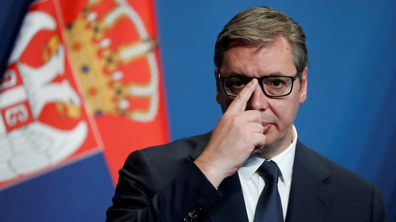 Fotografija: Srbski predsednik Aleksandar Vučić je kot glavni poveljnik vojske odredil polno pripravljenost bojnih enot. FOTO: Bernadett Szabo/Reuters
