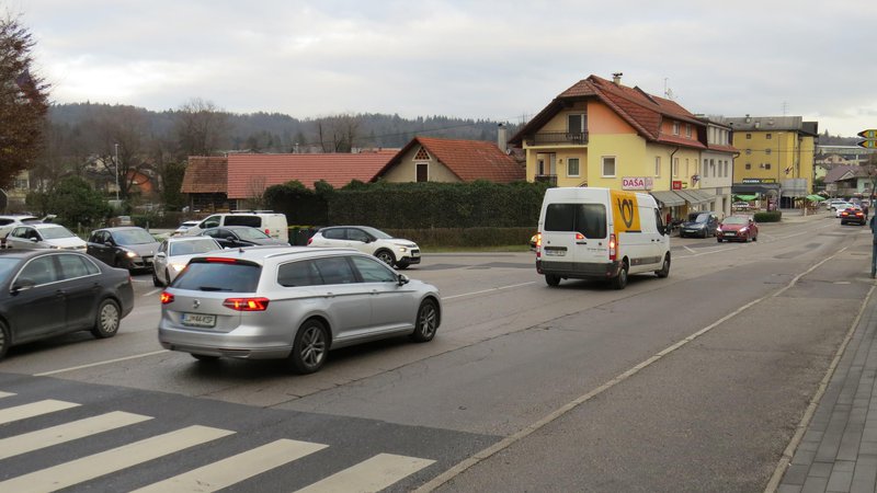 Fotografija: Za varen potek prometa na Adamičevi in Ljubljanski cesti bo poskrbel semafor. FOTO: Bojan Rajšek/Delo
