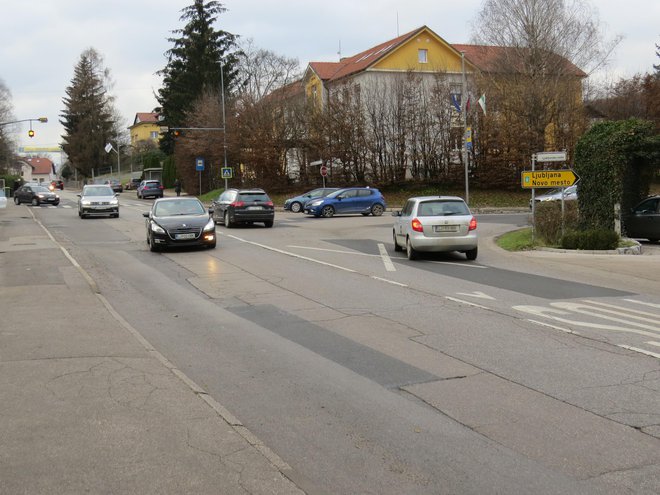 Adamičeva cesta v Grosupljem je prometno zelo obremenjena. FOTO: Bojan Rajšek/Delo
