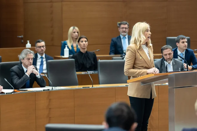 Tatjana Bobnar je 14. decembra državnemu zboru poročala o svojem odstopu. Za njo levo sedi Robert Golob. FOTO ČRT PIKSI

