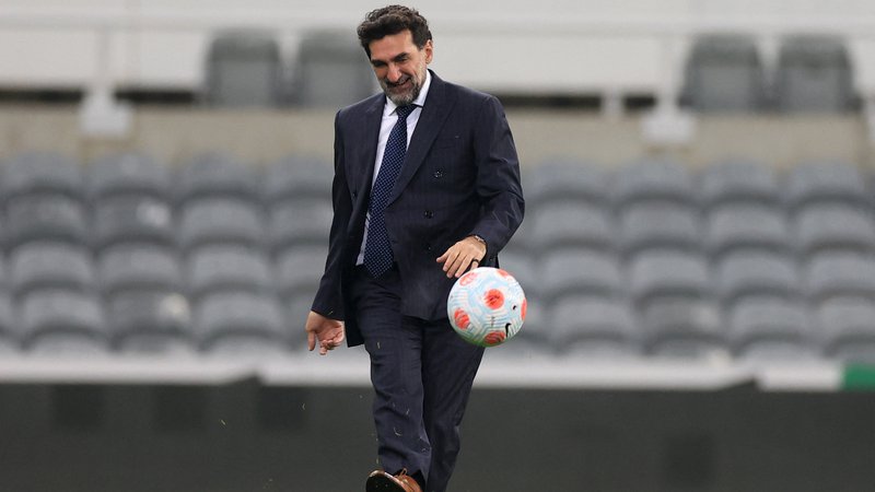 Fotografija: Nič čudnega, da je Newcastle United tako dober, ko pa klubski predsednik Jasir Al Rumajan z žogo žonglira kot z novci. FOTO: Lee Smith/Reuters
