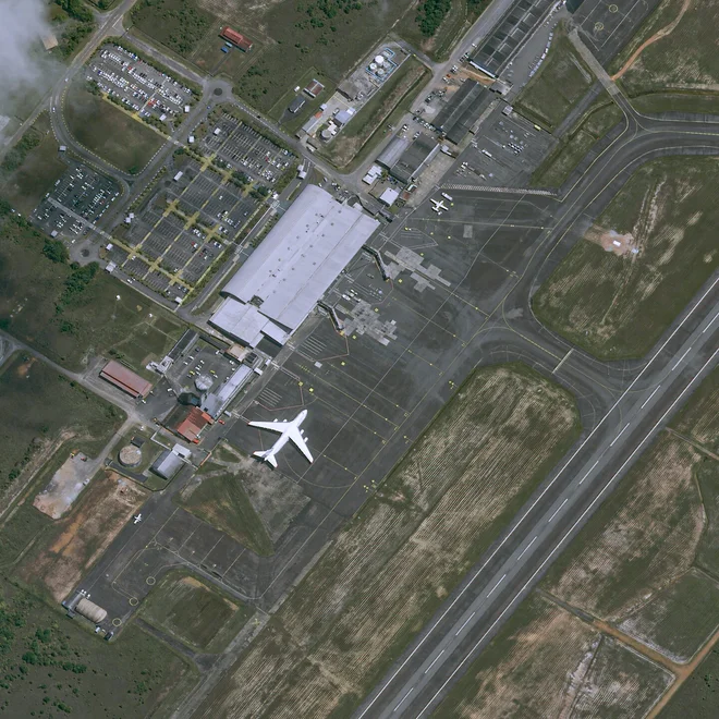 Pleiades Neo 3 je takole posnel letališče v Francoski Gvajani, ko so tja pripeljali satelita Pleiades Neo 5 in 6. FOTO: Airbus
